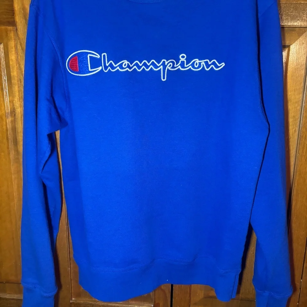 Champion Men’s Bright Blue Script Logo Crewneck Sweatshirt - Picture 4 of 5